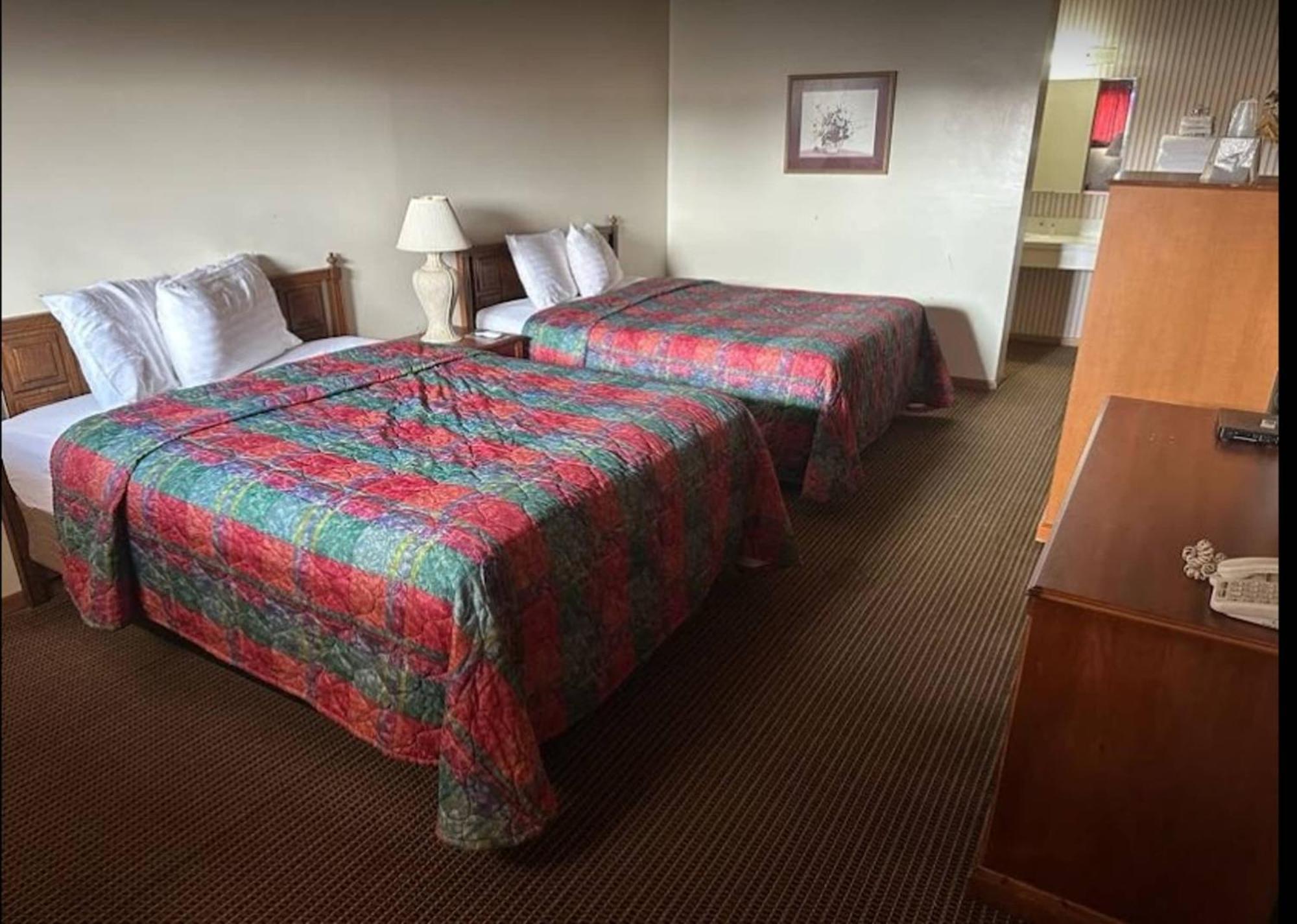 Love Hotels Western Holiday By Oyo At Harlan Lake Ne Alma Buitenkant foto