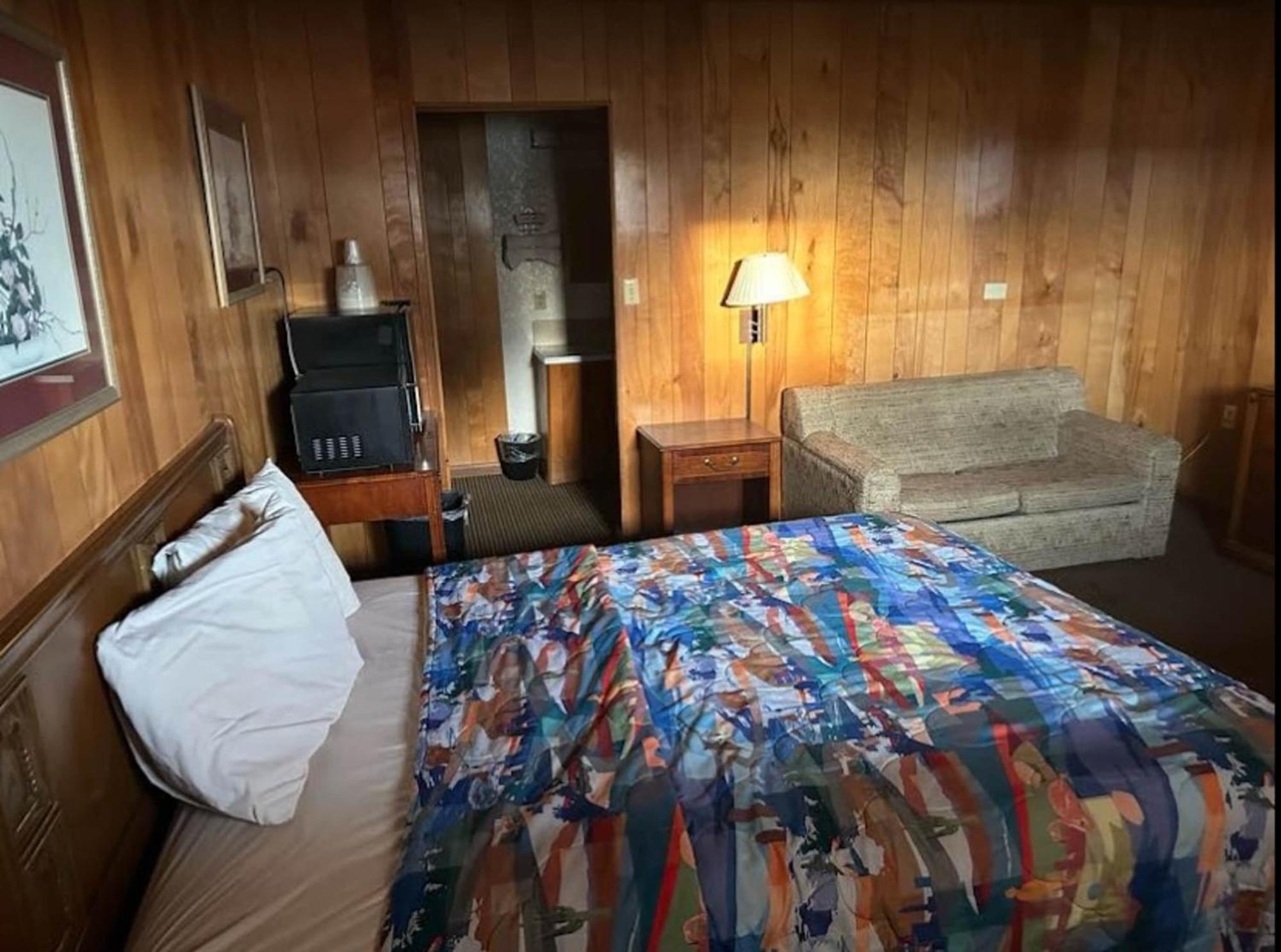 Love Hotels Western Holiday By Oyo At Harlan Lake Ne Alma Buitenkant foto