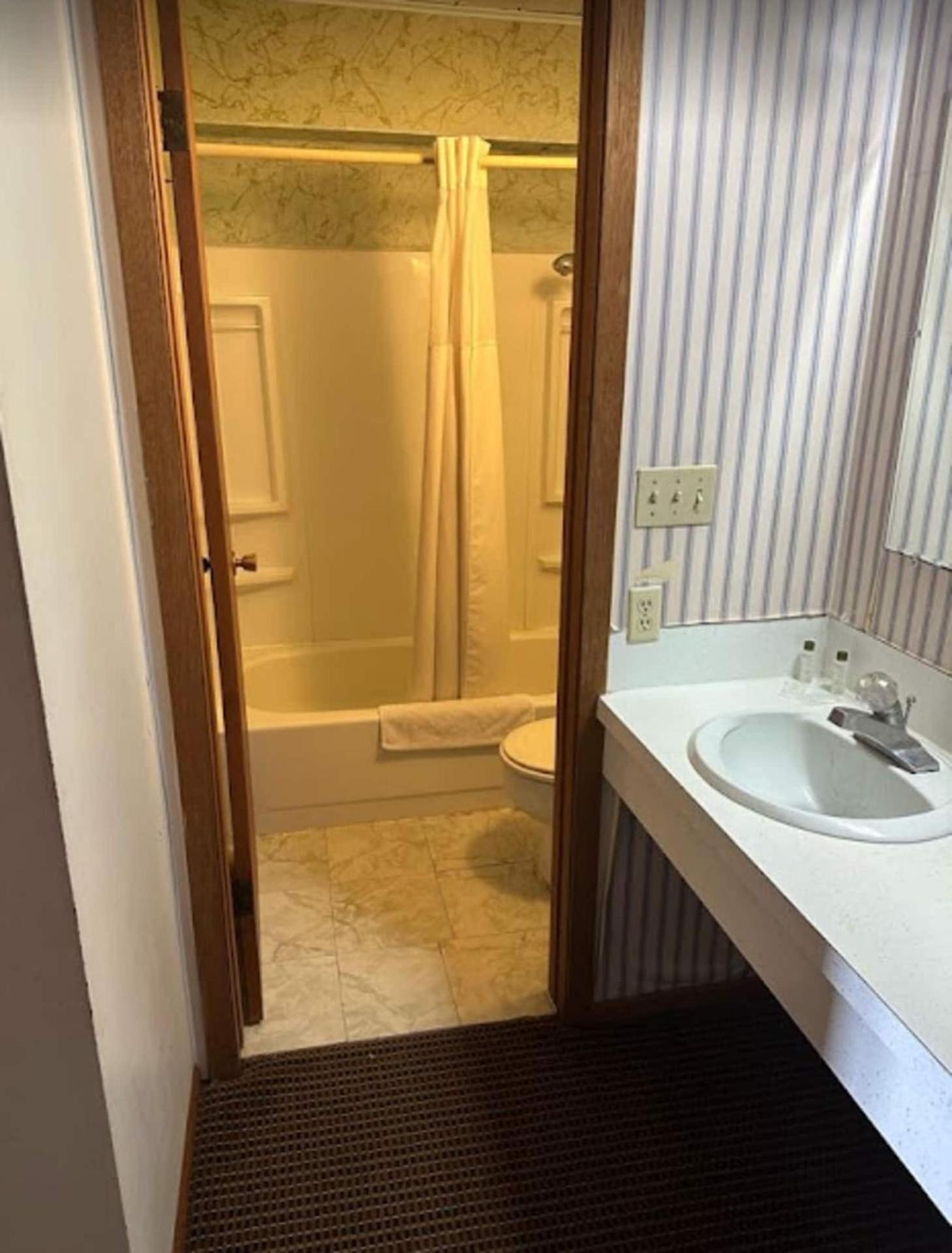 Love Hotels Western Holiday By Oyo At Harlan Lake Ne Alma Buitenkant foto