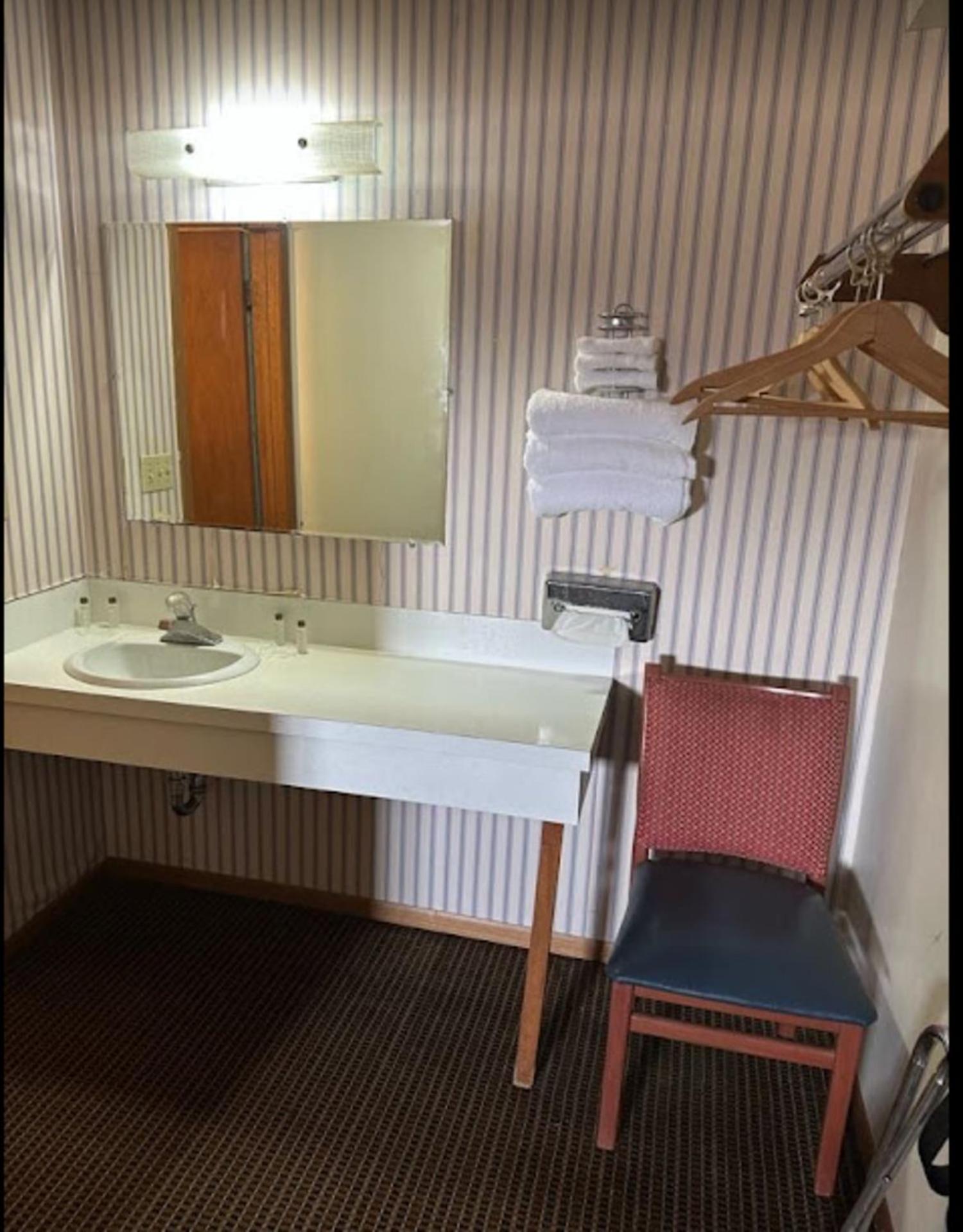 Love Hotels Western Holiday By Oyo At Harlan Lake Ne Alma Buitenkant foto