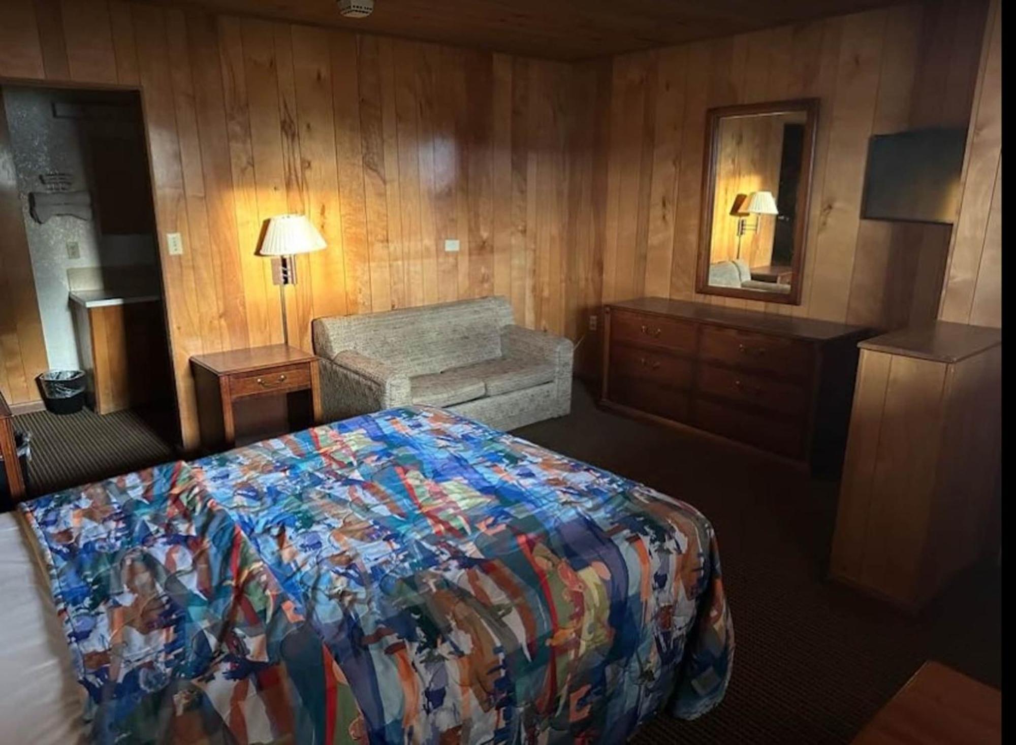 Love Hotels Western Holiday By Oyo At Harlan Lake Ne Alma Buitenkant foto