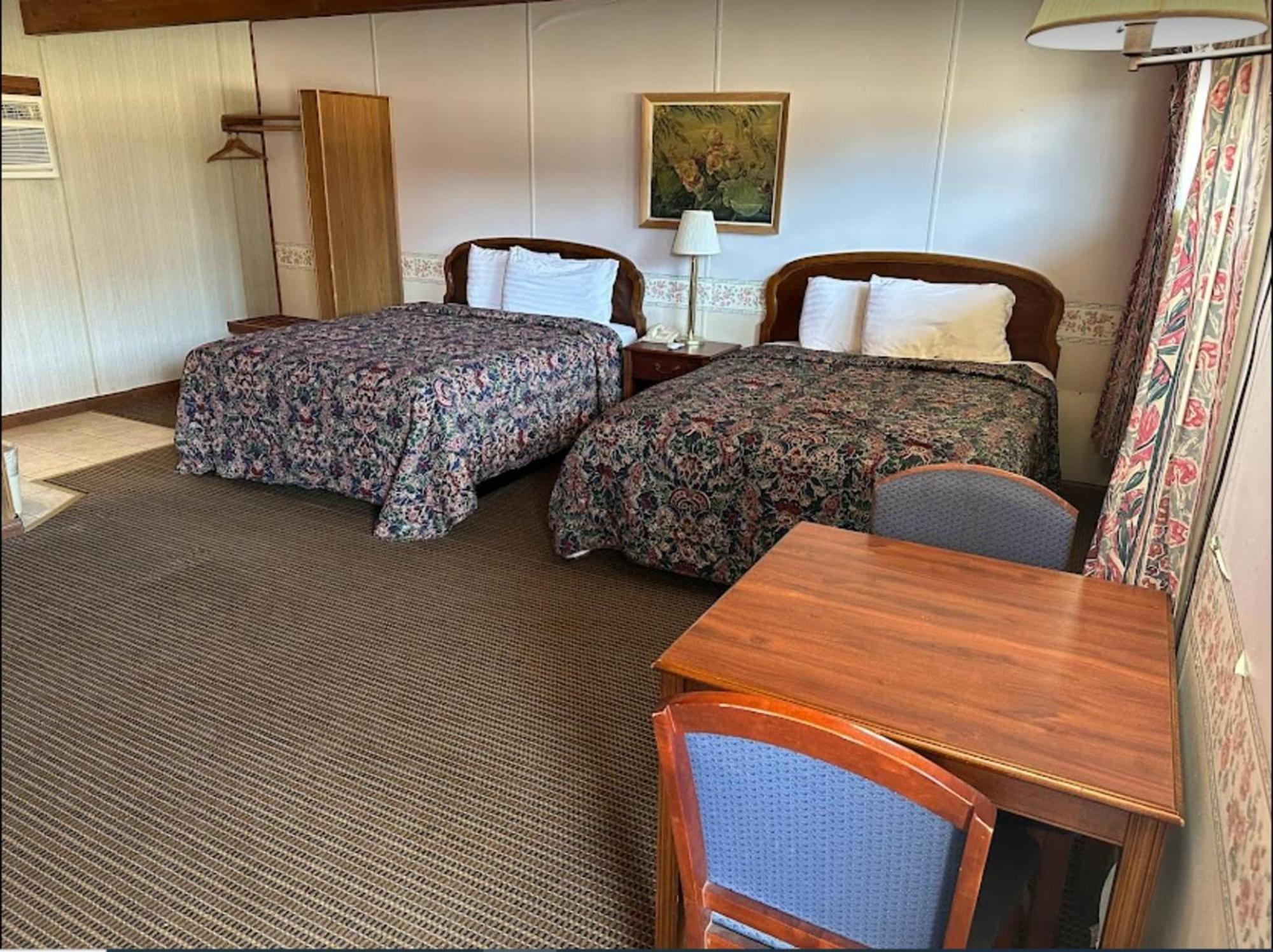 Love Hotels Western Holiday By Oyo At Harlan Lake Ne Alma Buitenkant foto