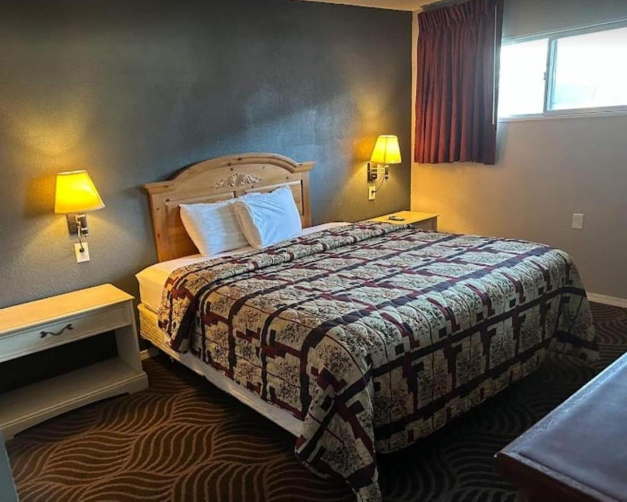 Love Hotels Western Holiday By Oyo At Harlan Lake Ne Alma Buitenkant foto