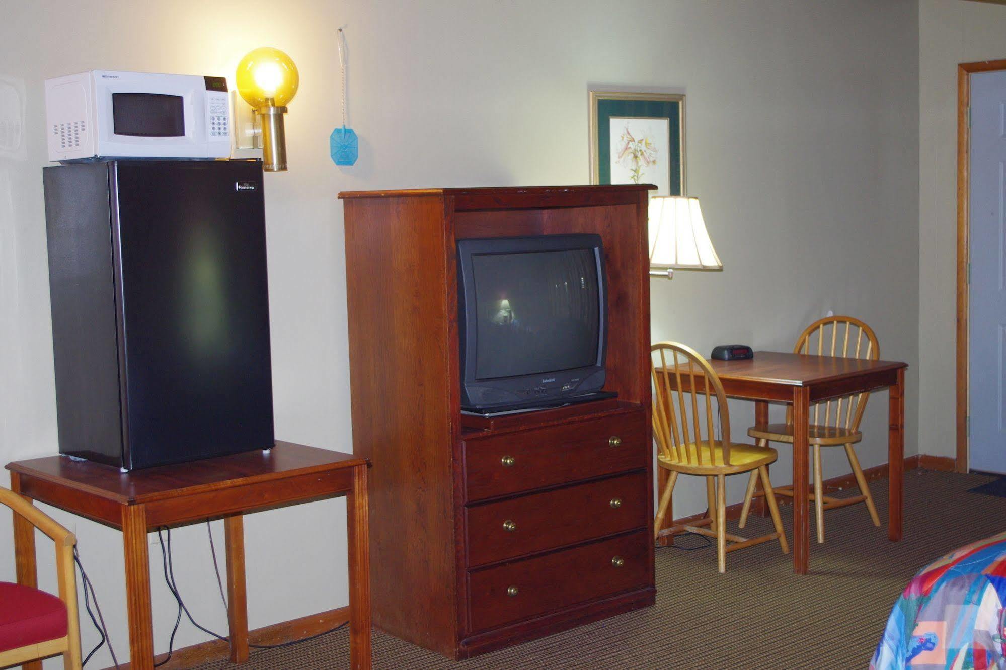 Love Hotels Western Holiday By Oyo At Harlan Lake Ne Alma Buitenkant foto